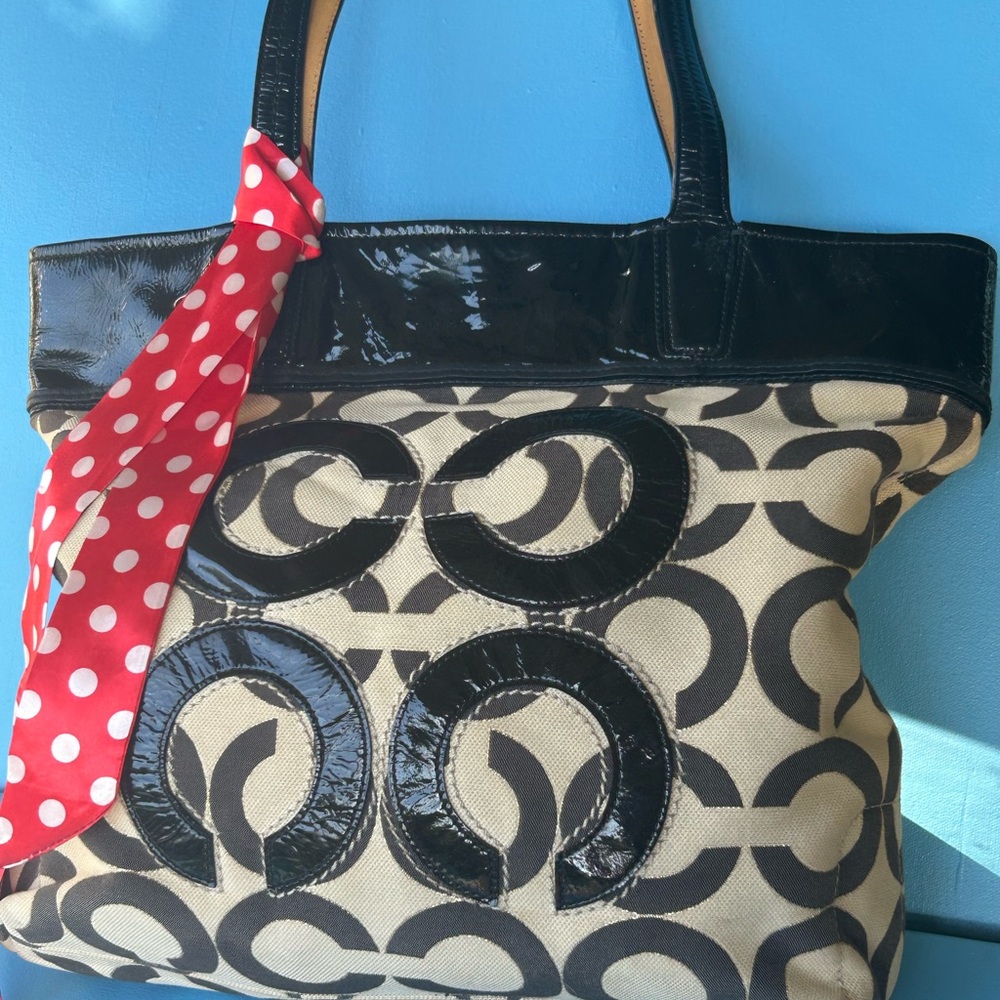 COACH!!! Fun Tote🤡Patent Leather Faint Gold Glitter around the "c's".